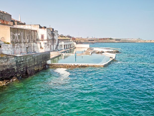 THE OLD BATHS In 2008, the Dún Laoghaire Baths stood as a relic of the town's Victorian past.
