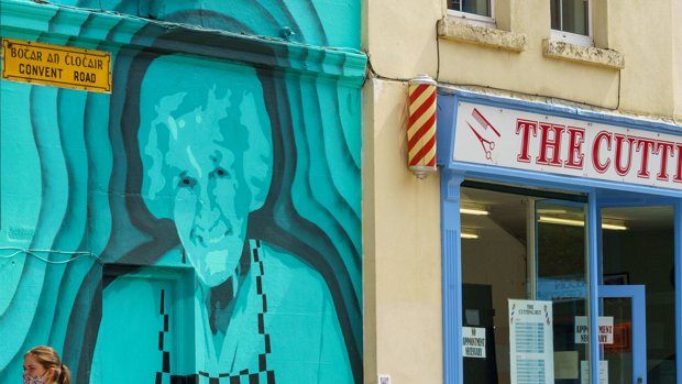 EXAMPLES OF STREET ART