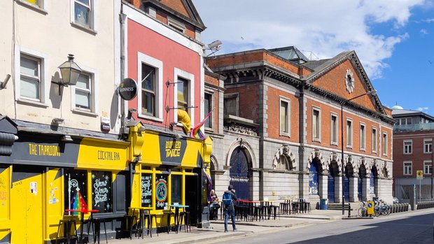 PUBS AND RESTAURANTS
