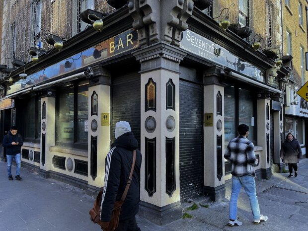 PUBS AND RESTAURANTS PUBS AND RESTAURANTS